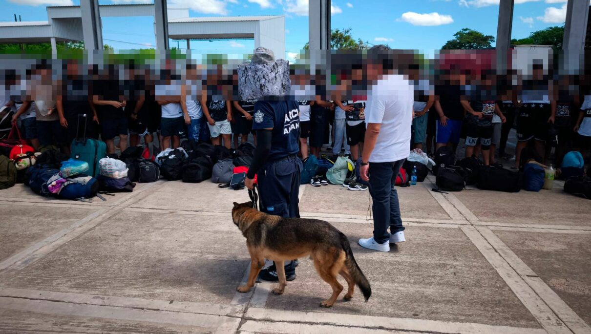 FORMOSA: LA ADUANA DETECTÓ DROGAS OCULTAS EN MICROS DE HINCHAS DE FÚTBOL