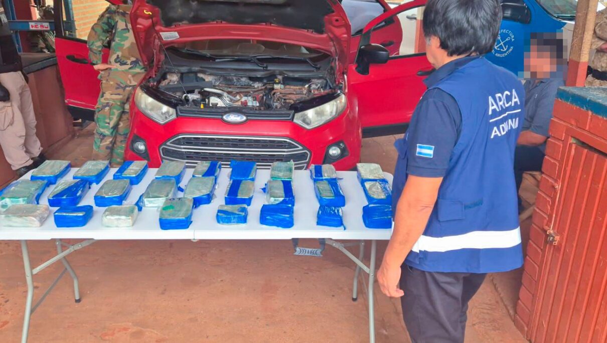 MISIONES: LA ADUANA DESCUBRIÓ 24 KG DE COCAÍNA EN UN AUTOMÓVIL QUE INGRESABA DESDE PARAGUAY