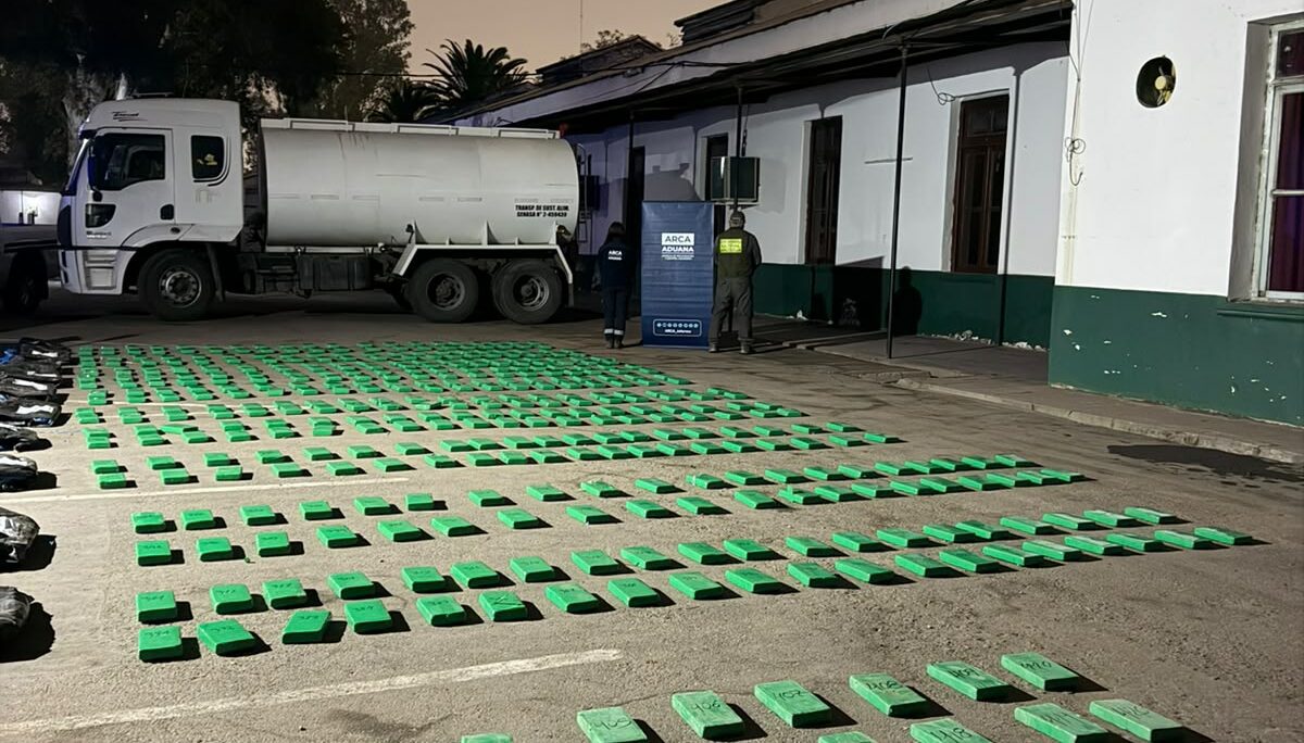 GOLPE AL NARCOTRAFICO: SECUESTRAN MÁS DE 400 KILOS DE COCAÍNA